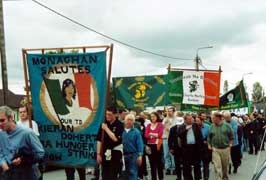 Click on image to see full-sized version Monaghan Ógra SF lead the crowd in Bodenstown!