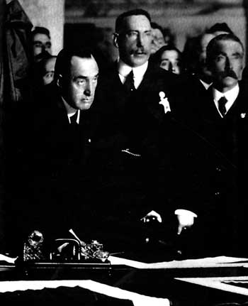 Click on image to see full-sized version Carson signing the Solemn League and Covenenant on 'Ulster Day'