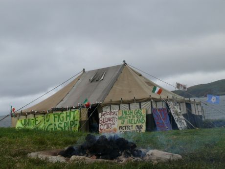 Come and lend a hand. Warm welcome at the camp.