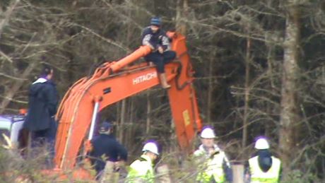 Garda� went on the site to give a warning and then left