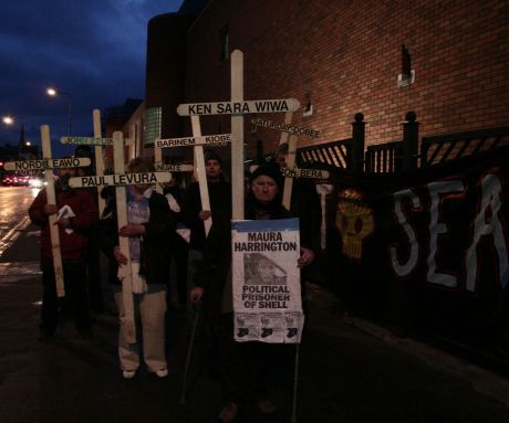 2._shell_to_sea__naoisen_mhongin__husband_of_maura_harrington__and_supporters_pic_by_michael_gallagher.jpg