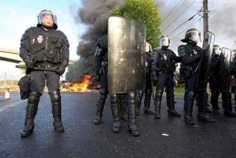 The police unlock three oil depots - strikers respond